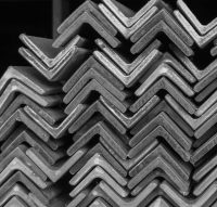 Angle Steel Bars – Stacked for Export (Grades: 1040, 1045, 1030, 1050, S235JR, S355JR) Stacked angle steel bars (köşebent demir) of various grades (1040, 1045, 1030, 1050, S235JR, S355JR) prepared for export.